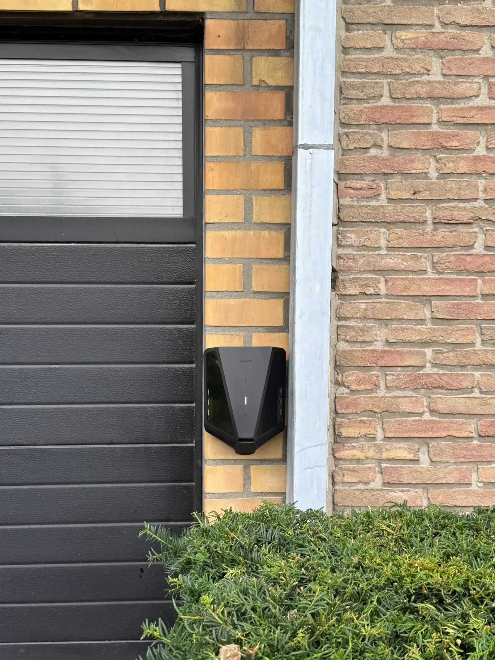 Laadpaal Easee in Oostkamp, Laadinfrastructuur, realisatie De Groote Innovations, foto 1
