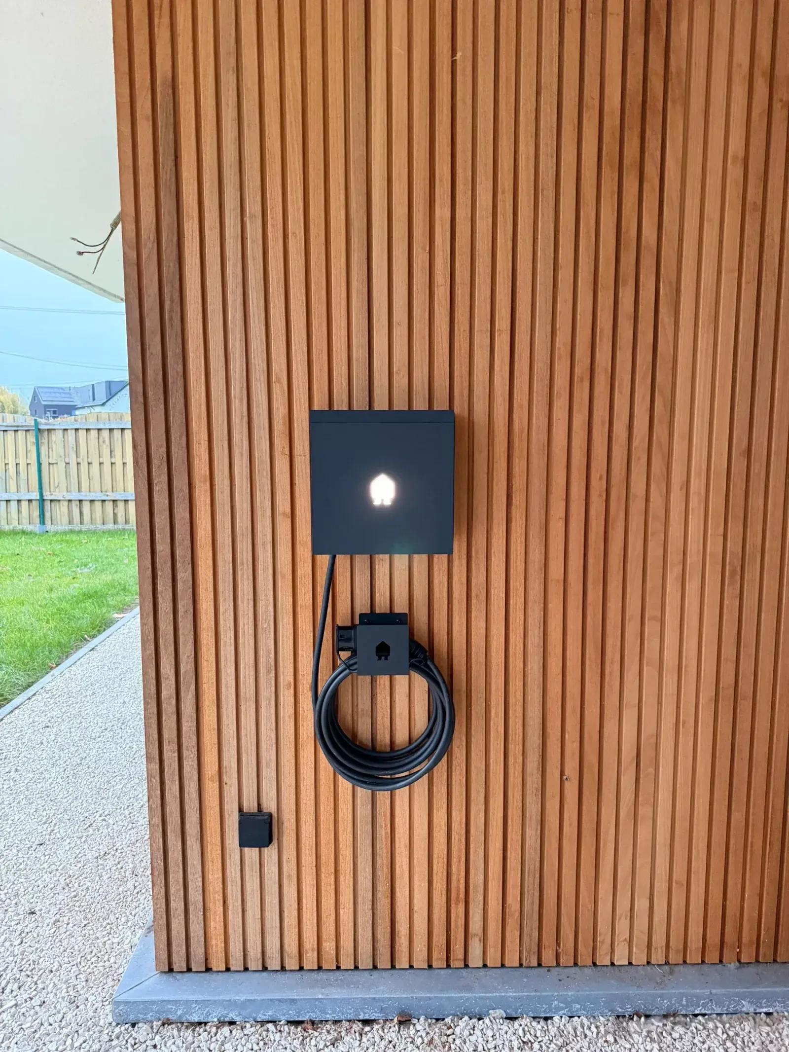 Laadpaal Smappee in Destelbergen, Laadinfrastructuur, realisatie De Groote Innovations, foto 1