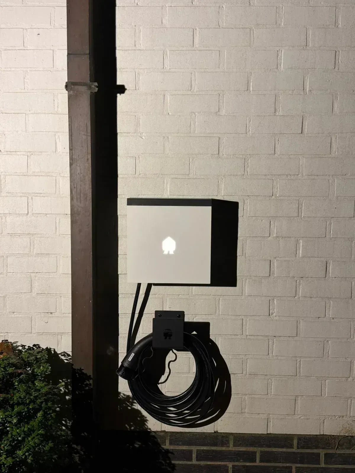 Laadpaal Smappee in Oostkamp, Laadinfrastructuur, realisatie De Groote Innovations, foto 1