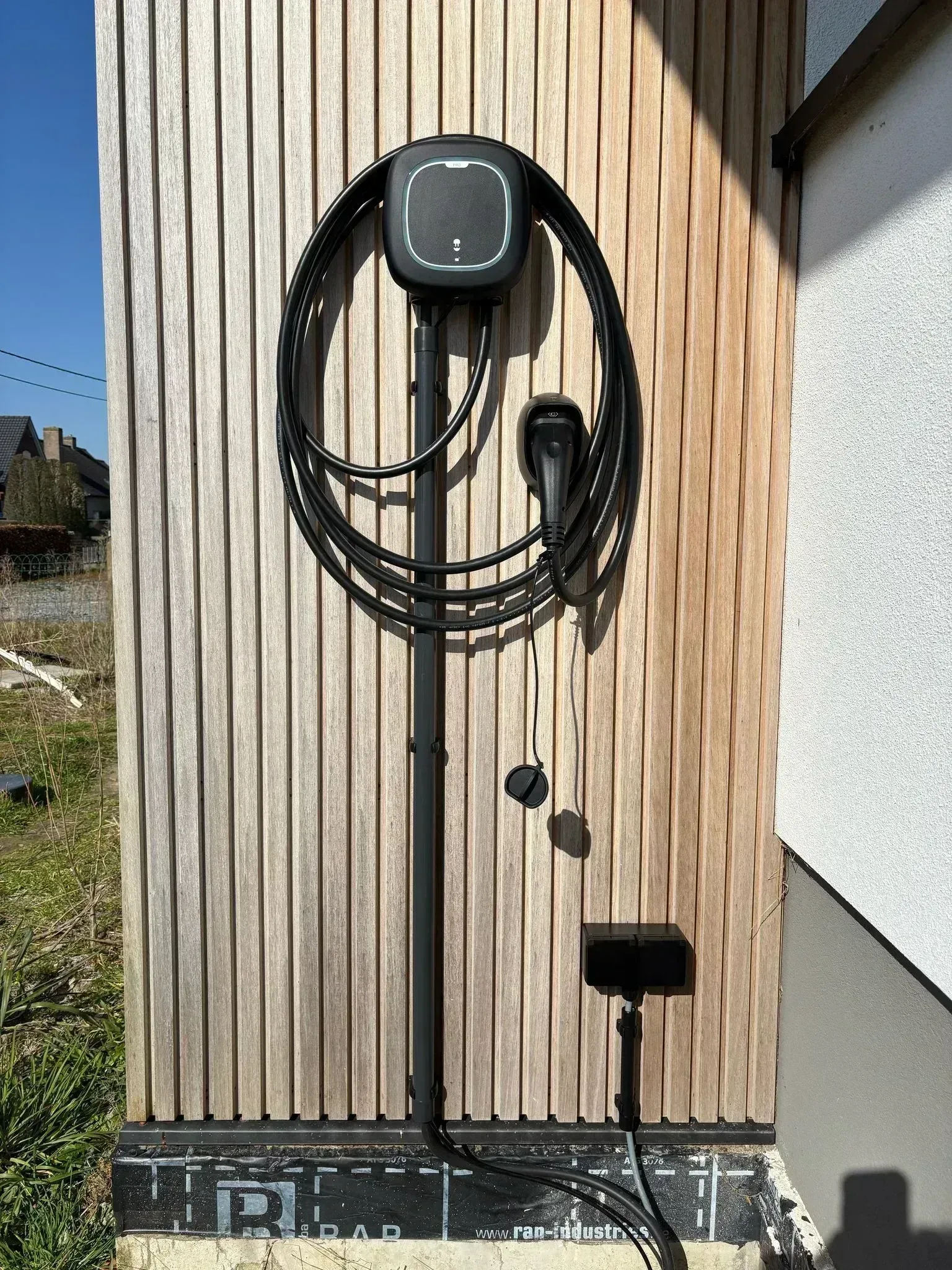 Laadpaal Wallbox in Lochristi, Laadinfrastructuur, realisatie De Groote Innovations, foto 1