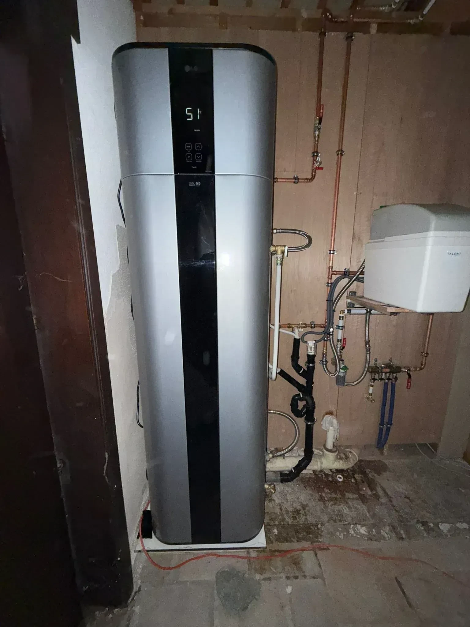 LG warmtepompboiler in Zwalm, Warmtepomp, realisatie De Groote Innovations, foto 1